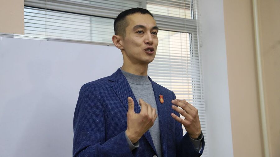 Спикер встречи Ясса Танир отметил, что молодежь сегодня фактически формирует стандарты будущего. 